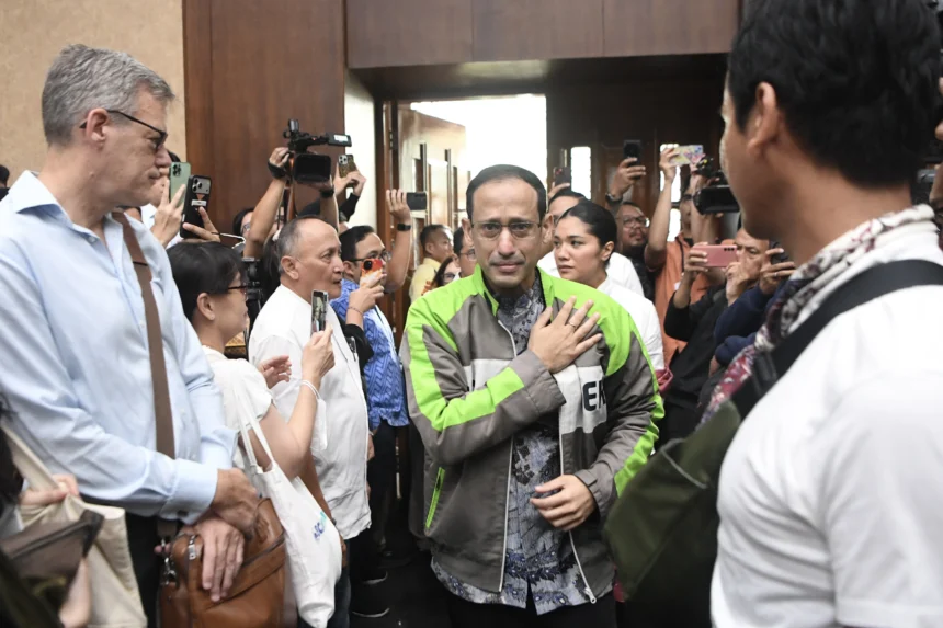 Terdakwa kasus dugaan korupsi pengadaan Chromebook dalam program digitalisasi pendidikan di Kemendikbudristek Nadiem Anwar Makarim (tengah) memasuki ruangan saat akan menjalani sidang pledoi (nota pembelaan) di Pengadilan Tipikor, Jakarta, Selasa (2/6/2026).
