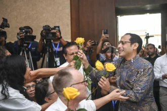 Terdakwa kasus dugaan korupsi pengadaan Chromebook dalam program digitalisasi pendidikan di Kemendikbudristek, Nadiem Anwar Makarim (kanan) menerima bunga sebelum mengikuti sidang pembacaan putusan di Pengadilan Tipikor, Jakarta, Selasa (30/6/2026).