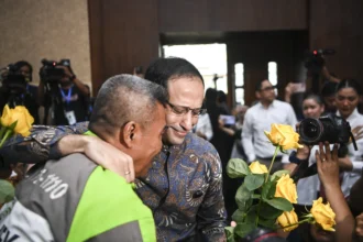 Terdakwa kasus dugaan korupsi pengadaan Chromebook dalam program digitalisasi pendidikan di Kemendikbudristek, Nadiem Anwar Makarim (kedua kiri) memeluk pengemudi Gojek sebelum mengikuti sidang pembacaan putusan di Pengadilan Tipikor, Jakarta, Selasa (30/6/2026).