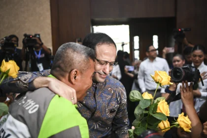 Terdakwa kasus dugaan korupsi pengadaan Chromebook dalam program digitalisasi pendidikan di Kemendikbudristek, Nadiem Anwar Makarim (kedua kiri) memeluk pengemudi Gojek sebelum mengikuti sidang pembacaan putusan di Pengadilan Tipikor, Jakarta, Selasa (30/6/2026).