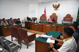 Hakim tunggal Suparna membacakan amar putusan pada sidang praperadilan kasus penyiraman air keras kepada aktivis KontraS Andrie Yunus di Pengadilan Negeri Jakarta Selatan, Jakarta, Selasa (2/6/2026).