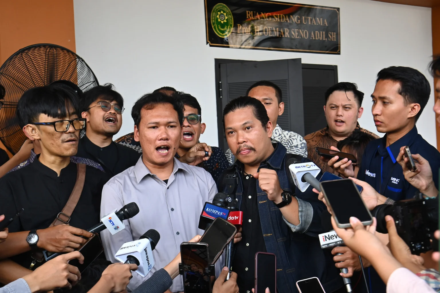 Anggota Tim Advokasi untuk Demokrasi (TAUD) Afif Abdul Qoyim (kiri), M. Al Ayyubi Harahap (kedua kiri), dan Yosua Octavian (tengah) selaku kuasa hukum dari pihak pemohon Andrie Yunus memberikan keterangan pers usai mengikuti sidang praperadilan kasus penyiraman air keras kepada aktivis KontraS Andrie Yunus dengan agenda pembacaan putusan di Pengadilan Negeri Jakarta Selatan, Jakarta, Selasa (2/6/2026)