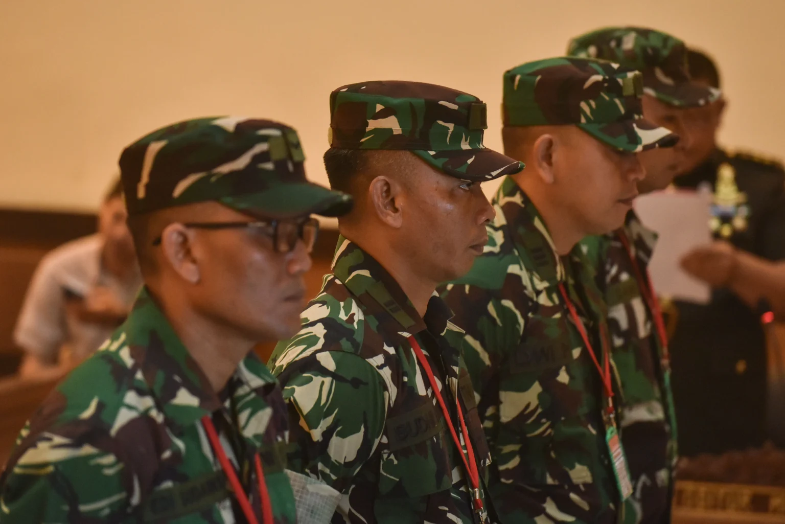 Terdakwa kasus penyiraman air keras kepada aktivis KontraS Andrie Yunus, Lettu Sami Lakka (kanan), Kapten Nandala Dwi Prasetya (kedua kanan), Lettu Budhi Hariyanto Cahyono (kedua kiri), dan Serda Edi Sudarko (kiri) menjalani sidang lanjutan di Pengadilan Militer II-08 Jakarta, Senin (8/6/2026).