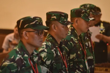 Terdakwa kasus penyiraman air keras kepada aktivis KontraS Andrie Yunus, Lettu Sami Lakka (kanan), Kapten Nandala Dwi Prasetya (kedua kanan), Lettu Budhi Hariyanto Cahyono (kedua kiri), dan Serda Edi Sudarko (kiri) menjalani sidang lanjutan di Pengadilan Militer II-08 Jakarta, Senin (8/6/2026).
