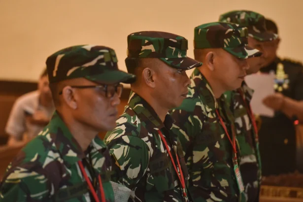Terdakwa kasus penyiraman air keras kepada aktivis KontraS Andrie Yunus, Lettu Sami Lakka (kanan), Kapten Nandala Dwi Prasetya (kedua kanan), Lettu Budhi Hariyanto Cahyono (kedua kiri), dan Serda Edi Sudarko (kiri) menjalani sidang lanjutan di Pengadilan Militer II-08 Jakarta, Senin (8/6/2026).