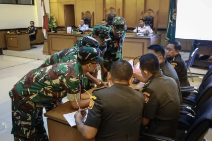 Terdakwa kasus penyiraman air keras kepada aktivis KontraS Andrie Yunus, (dari kiri) Serda Edi Sudarko, Lettu Budhi Hariyanto Cahyono, Kapten Nandala Dwi Prasetya, dan Lettu Sami Lakka berdiskusi dengan penasihat hukum pada sidang pembacaan tuntutan di Pengadilan Militer II-08, Jakarta, Rabu (3/6/2026).