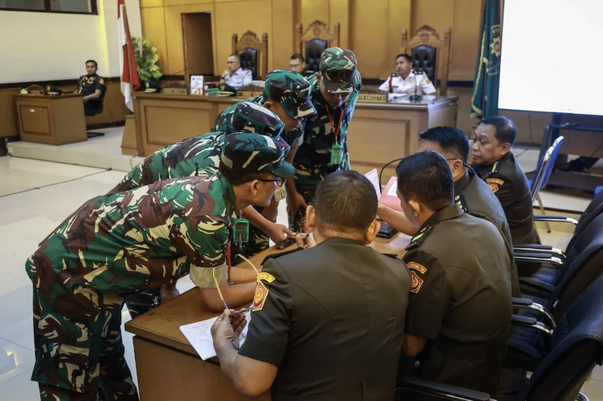 Terdakwa kasus penyiraman air keras kepada aktivis KontraS Andrie Yunus, (dari kiri) Serda Edi Sudarko, Lettu Budhi Hariyanto Cahyono, Kapten Nandala Dwi Prasetya, dan Lettu Sami Lakka berdiskusi dengan penasihat hukum pada sidang pembacaan tuntutan di Pengadilan Militer II-08, Jakarta, Rabu (3/6/2026).
