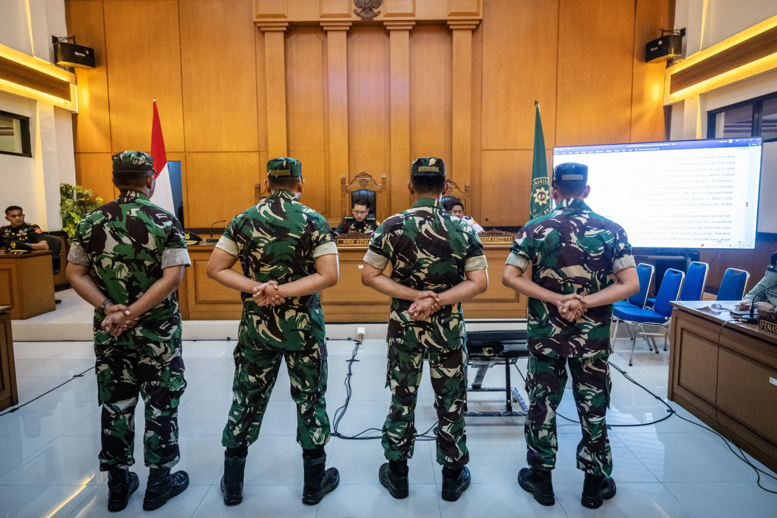 Terdakwa kasus penyiraman air keras kepada aktivis KontraS Andrie Yunus, Lettu Sami Lakka (kiri), Kapten Nandala Dwi Prasetya (kedua kiri), Lettu Budhi Hariyanto Widhi Cahyono (kedua kanan) dan Serda Edi Sudarko (kanan) menjalani sidang pembacaan putusan di Pengadilan Militer II-08, Jakarta, Rabu (10/6/2026).