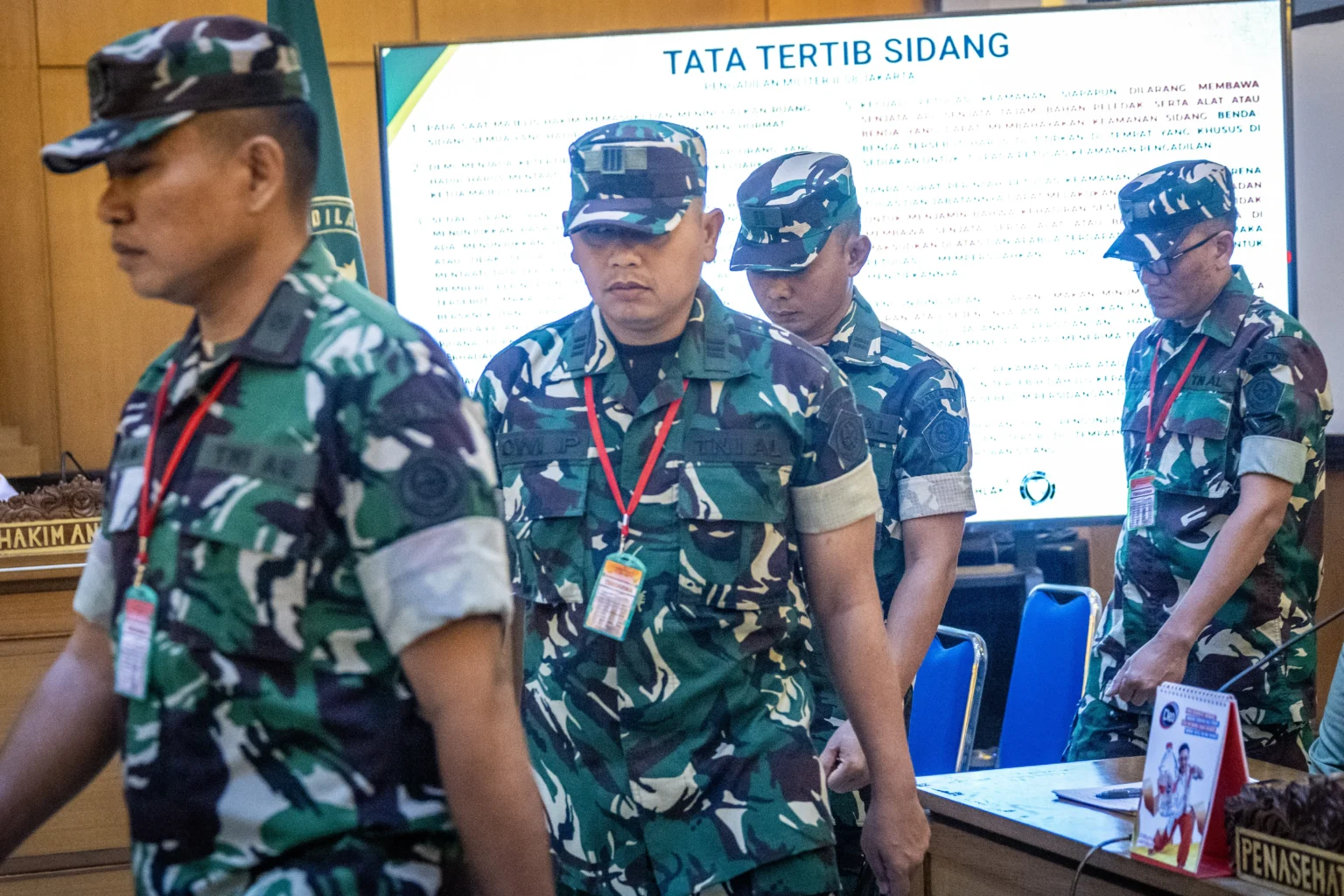 Terdakwa kasus penyiraman air keras kepada aktivis KontraS Andrie Yunus, Lettu Sami Lakka (kiri), Kapten Nandala Dwi Prasetya (kedua kiri), Lettu Budhi Hariyanto Widhi Cahyono (kedua kanan) dan Serda Edi Sudarko (kanan) tiba untuk menjalani sidang pembacaan putusan di Pengadilan Militer II-08, Jakarta, Rabu (10/6/2026).