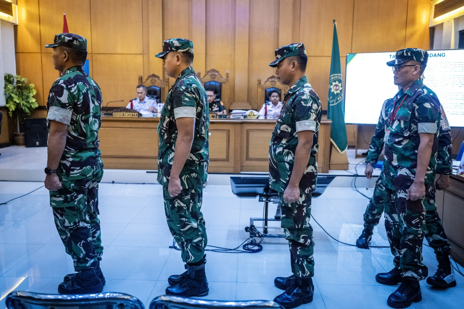 Terdakwa kasus penyiraman air keras kepada aktivis KontraS Andrie Yunus, Lettu Sami Lakka (kiri), Kapten Nandala Dwi Prasetya (kedua kiri), Lettu Budhi Hariyanto Widhi Cahyono (kedua kanan) dan Serda Edi Sudarko (kanan) bersiap menjalani sidang pembacaan putusan di Pengadilan Militer II-08, Jakarta, Rabu (10/6/2026).
