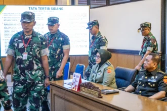 Terdakwa kasus penyiraman air keras kepada aktivis KontraS Andrie Yunus, Lettu Sami Lakka (kiri), Kapten Nandala Dwi Prasetya (kedua kiri), Lettu Budhi Hariyanto Widhi Cahyono (ketiga kiri) dan Serda Edi Sudarko (keempat kiri) tiba untuk menjalani sidang pembacaan putusan di Pengadilan Militer II-08, Jakarta, Rabu (10/6/2026).