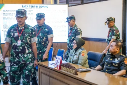 Terdakwa kasus penyiraman air keras kepada aktivis KontraS Andrie Yunus, Lettu Sami Lakka (kiri), Kapten Nandala Dwi Prasetya (kedua kiri), Lettu Budhi Hariyanto Widhi Cahyono (ketiga kiri) dan Serda Edi Sudarko (keempat kiri) tiba untuk menjalani sidang pembacaan putusan di Pengadilan Militer II-08, Jakarta, Rabu (10/6/2026).