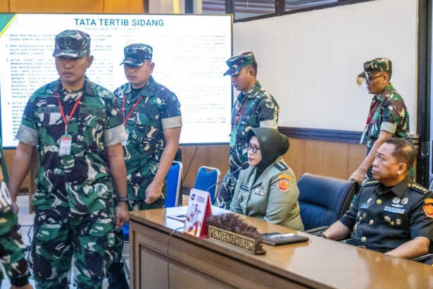 Terdakwa kasus penyiraman air keras kepada aktivis KontraS Andrie Yunus, Lettu Sami Lakka (kiri), Kapten Nandala Dwi Prasetya (kedua kiri), Lettu Budhi Hariyanto Widhi Cahyono (ketiga kiri) dan Serda Edi Sudarko (keempat kiri) tiba untuk menjalani sidang pembacaan putusan di Pengadilan Militer II-08, Jakarta, Rabu (10/6/2026).