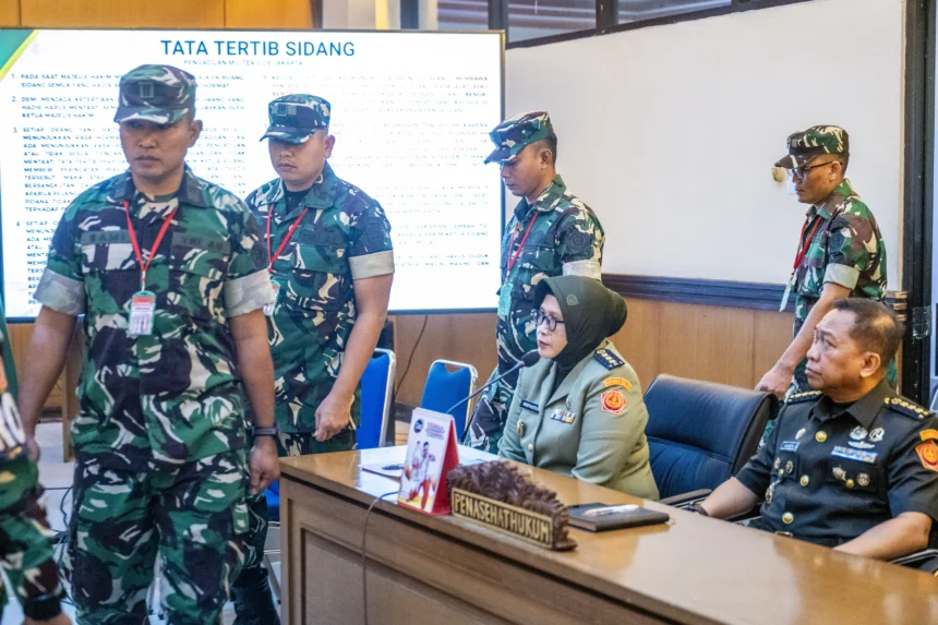 Terdakwa kasus penyiraman air keras kepada aktivis KontraS Andrie Yunus, Lettu Sami Lakka (kiri), Kapten Nandala Dwi Prasetya (kedua kiri), Lettu Budhi Hariyanto Widhi Cahyono (ketiga kiri) dan Serda Edi Sudarko (keempat kiri) tiba untuk menjalani sidang pembacaan putusan di Pengadilan Militer II-08, Jakarta, Rabu (10/6/2026).