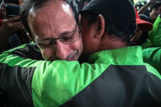 Terdakwa kasus dugaan korupsi pengadaan Chromebook di lingkungan Kemendikbudristek, Nadiem Anwar Makarim (kiri) memeluk seorang pendukung setibanya di Gedung Pengadilan Tipikor, Jakarta Pusat, Selasa (30/6/2026).