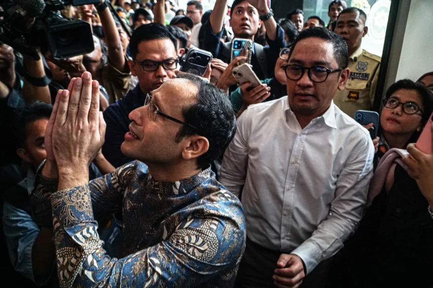 Terdakwa kasus dugaan korupsi pengadaan Chromebook di lingkungan Kemendikbudristek, Nadiem Anwar Makarim (kiri), memasuki Gedung Pengadilan Tipikor Jakarta Pusat, Selasa (20/6/2026).