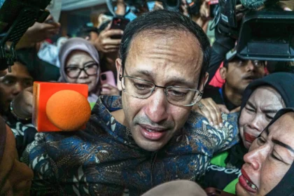 Terdakwa kasus dugaan korupsi pengadaan Chromebook di lingkungan Kemendikbudristek, Nadiem Anwar Makarim (tengah) didampingi para pendukung saat memasuki Gedung Pengadilan Tipikor, Jakarta Pusat, Selasa (30/6/2026).