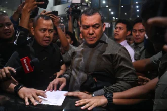 Wakil Menteri Imigrasi dan Pemasyarakatan Silmy Karim (tengah) tiba untuk menjalani pemeriksaan di Gedung Merah Putih KPK, Jakarta, Rabu (3/6/2026). Silmy Karim mendatangi KPK pascaoperasi tangkap tangan (OTT) di lingkungan Direktorat Jenderal Imigrasi yang menjerat sejumlah ASN Kementerian Imigrasi dan Pemasyarakatan, termasuk Kepala Kantor Imigrasi Kelas I Non-TPI Jakarta Barat Ronald Arman Abdullah. (ANTARA FOTO/Indrianto Eko Suwarso)