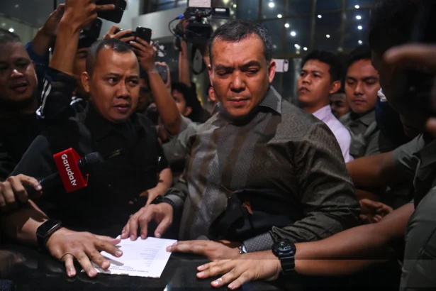 Wakil Menteri Imigrasi dan Pemasyarakatan Silmy Karim (tengah) tiba untuk menjalani pemeriksaan di Gedung Merah Putih KPK, Jakarta, Rabu (3/6/2026). Silmy Karim mendatangi KPK pascaoperasi tangkap tangan (OTT) di lingkungan Direktorat Jenderal Imigrasi yang menjerat sejumlah ASN Kementerian Imigrasi dan Pemasyarakatan, termasuk Kepala Kantor Imigrasi Kelas I Non-TPI Jakarta Barat Ronald Arman Abdullah. (ANTARA FOTO/Indrianto Eko Suwarso)