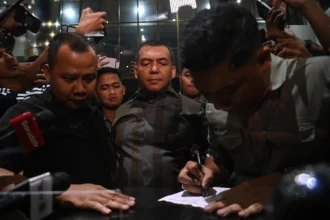 Wakil Menteri Imigrasi dan Pemasyarakatan Silmy Karim (tengah) tiba untuk menjalani pemeriksaan di Gedung Merah Putih KPK, Jakarta, Rabu (3/6/2026).