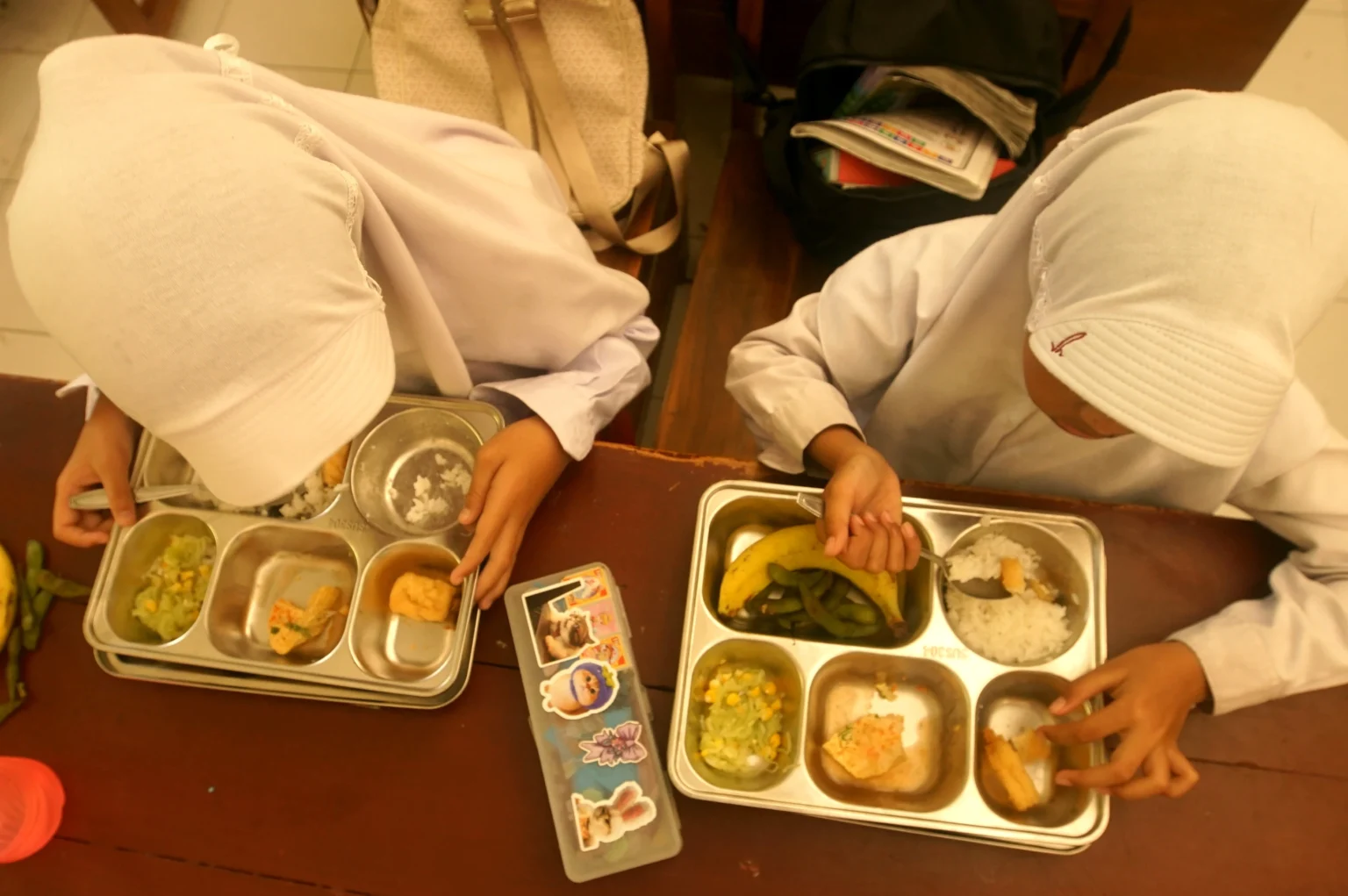 Pelajar menyantap paket menu program Makan Bergizi Gratis (MBG) di SDN 1 Babadan, Tulungagung, Jawa Timur,