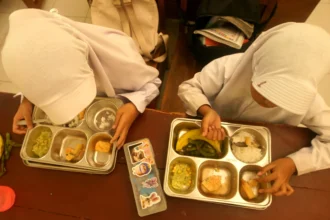 Pelajar menyantap paket menu program Makan Bergizi Gratis (MBG) di SDN 1 Babadan, Tulungagung, Jawa Timur,