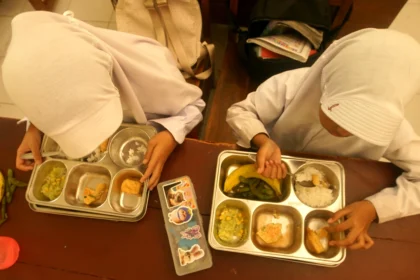Pelajar menyantap paket menu program Makan Bergizi Gratis (MBG) di SDN 1 Babadan, Tulungagung, Jawa Timur,