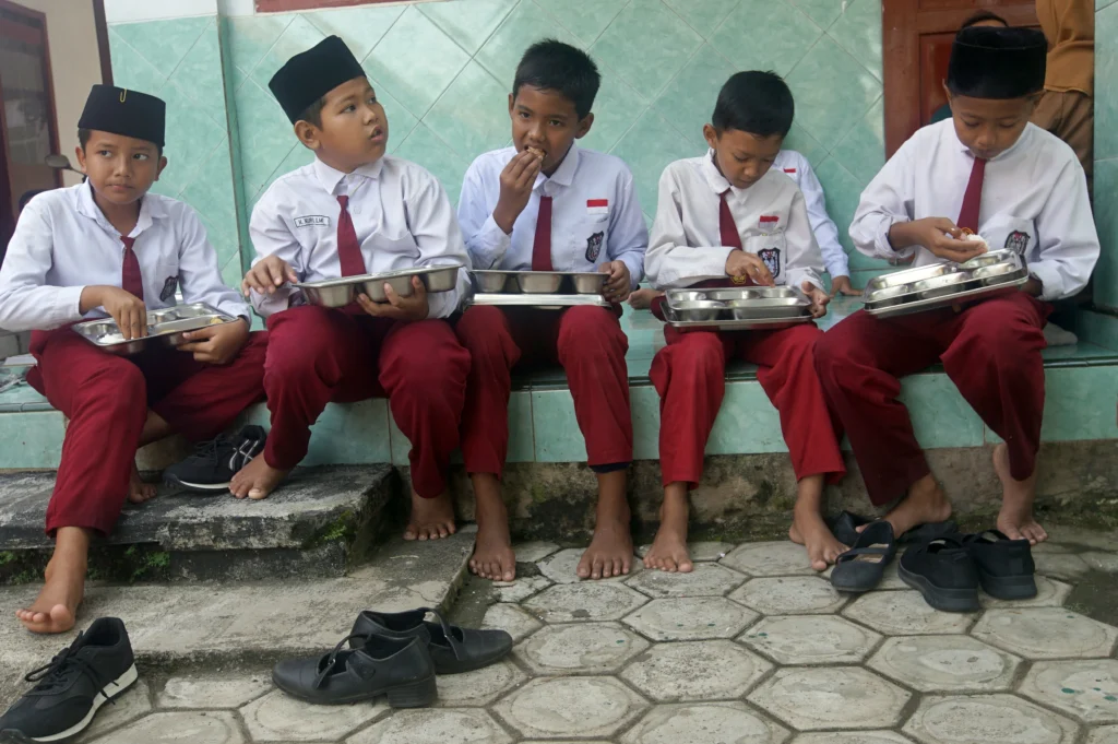 Pelajar menyantap paket menu program Makan Bergizi Gratis (MBG) di SDN 1 Babadan, Tulungagung, Jawa Timur, Selasa (26/5/2026).
