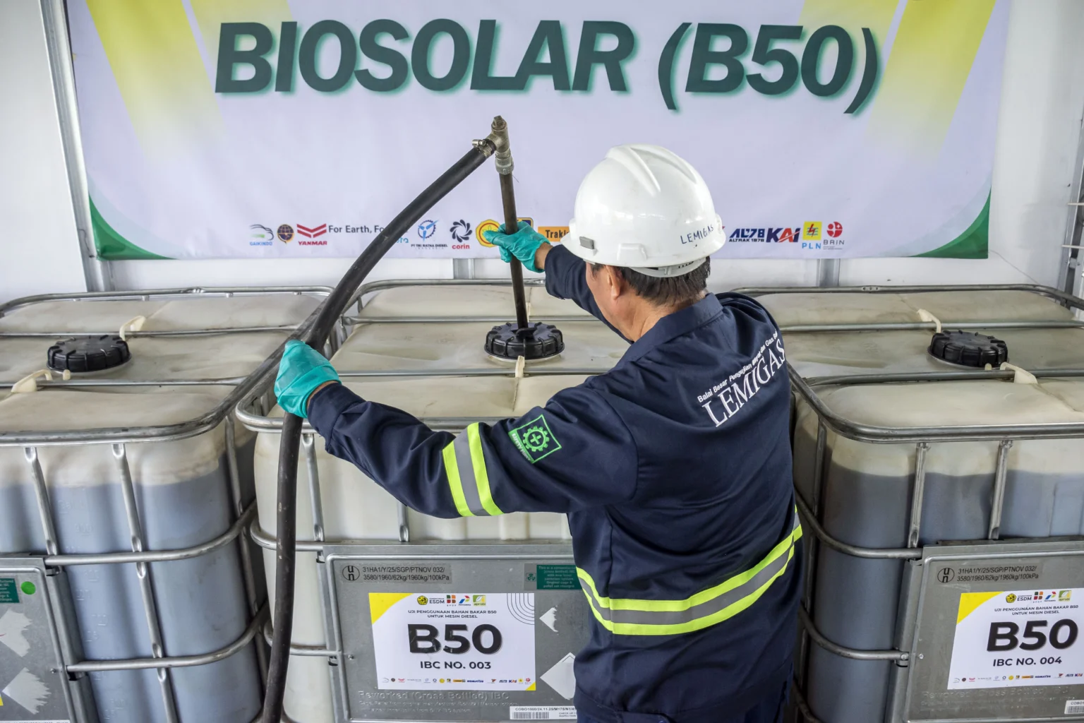 Petugas mengalirkan bahan bakar biodiesel 50 persen (B50) ke dalam drum penyimpanan di Stasiun Blending dan Pengisian Bahan Bakar Uji Jalan B50, Lembang, Kabupaten Bandung Barat, Jawa Barat, Minggu (7/6/2026). (Sumber: Antara Foto/Abdan Syakura/bar)