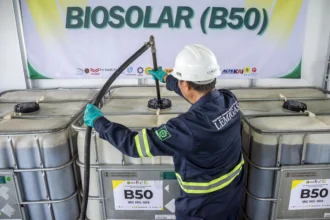 Petugas mengalirkan bahan bakar biodiesel 50 persen (B50) ke dalam drum penyimpanan di Stasiun Blending dan Pengisian Bahan Bakar Uji Jalan B50, Lembang, Kabupaten Bandung Barat, Jawa Barat, Minggu (7/6/2026). (Sumber: Antara Foto/Abdan Syakura/bar)