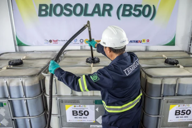 Petugas mengalirkan bahan bakar biodiesel 50 persen (B50) ke dalam drum penyimpanan di Stasiun Blending dan Pengisian Bahan Bakar Uji Jalan B50, Lembang, Kabupaten Bandung Barat, Jawa Barat, Minggu (7/6/2026). (Sumber: Antara Foto/Abdan Syakura/bar)