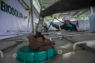 Petugas mengalirkan bahan bakar biodiesel 50 persen (B50) ke dalam drum penyimpanan di Stasiun Blending dan Pengisian Bahan Bakar Uji Jalan B50, Lembang, Kabupaten Bandung Barat, Jawa Barat, Minggu (7/6/2026).