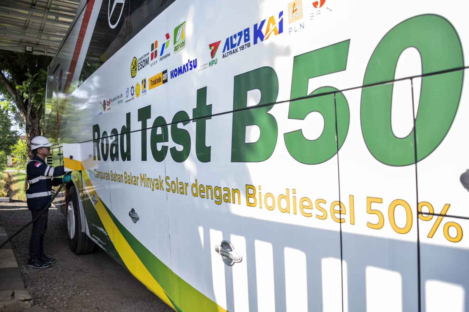 Petugas mengisi bahan bakar biodiesel 50 persen (B50) ke bus di Stasiun Blending dan Pengisian Bahan Bakar Uji Jalan B50, Lembang, Kabupaten Bandung Barat, Jawa Barat, Minggu (7/6/2026).