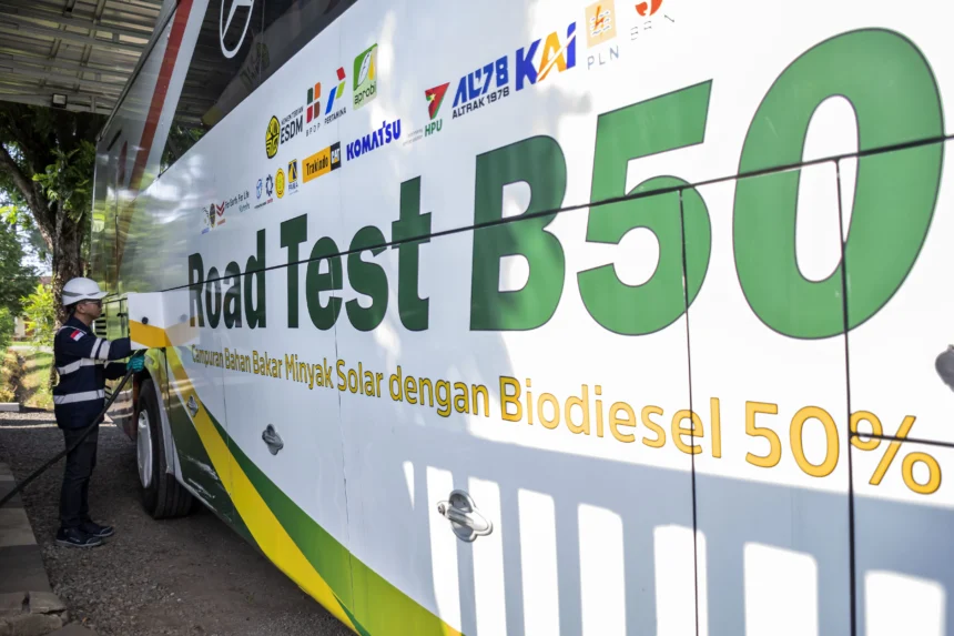Petugas mengisi bahan bakar biodiesel 50 persen (B50) ke bus di Stasiun Blending dan Pengisian Bahan Bakar Uji Jalan B50, Lembang, Kabupaten Bandung Barat, Jawa Barat, Minggu (7/6/2026).