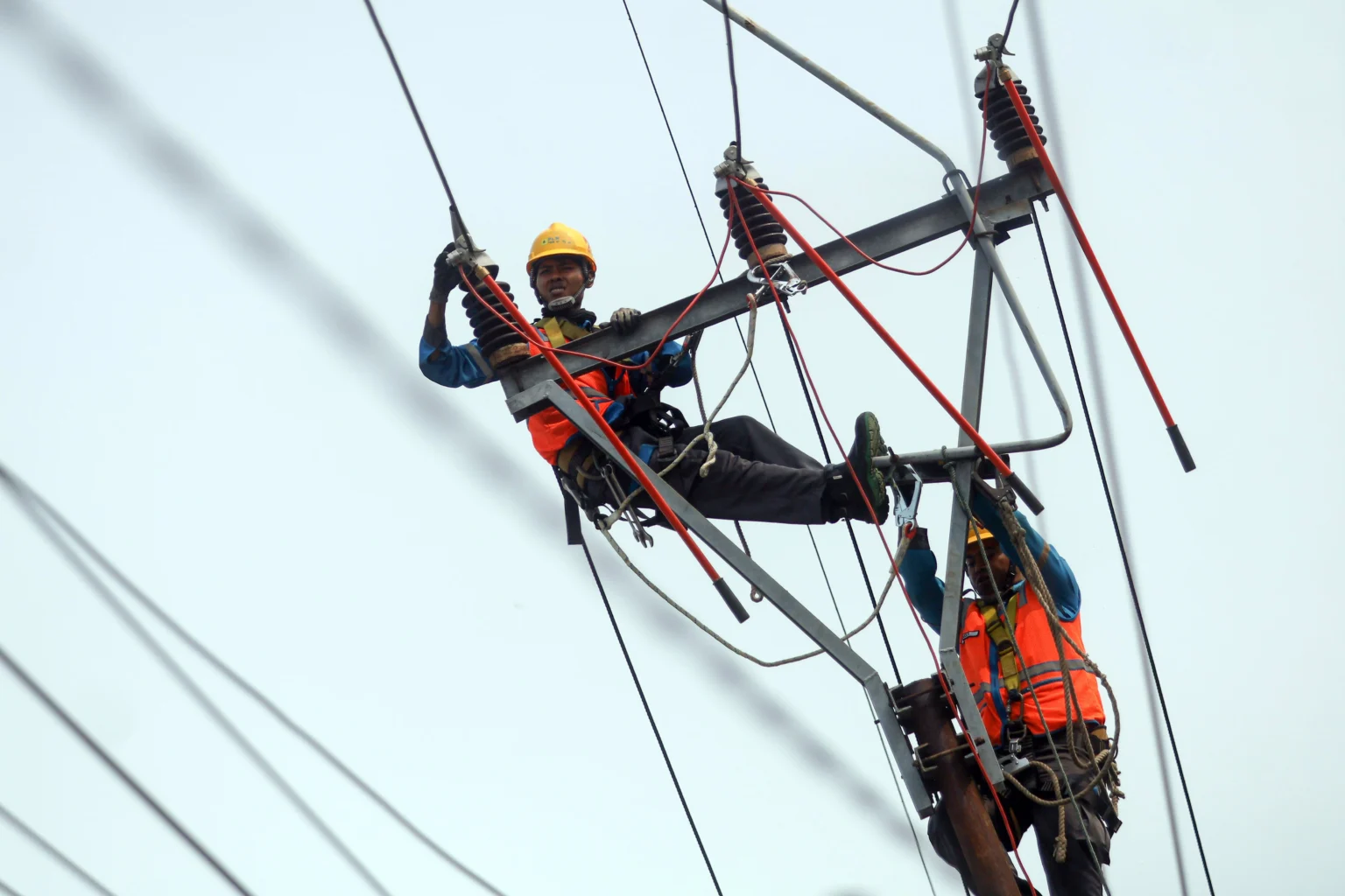 Pekerja memperbaiki jaringan listrik PLN di Jalan Raya Bogor, Depok, Jawa Barat, Kamis (4/6/2026).