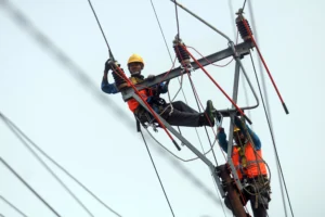 Pekerja memperbaiki jaringan listrik PLN di Jalan Raya Bogor, Depok, Jawa Barat, Kamis (4/6/2026).
