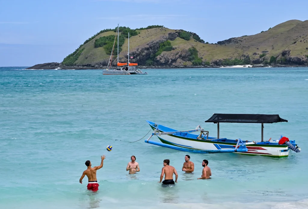 Sejumlah turis asing bermain bola voli di pantai Tanjung Aan, Kawasan Ekonomi Khusus (KEK) Mandalika di Desa Kuta, Praya, Lombok Tengah, NTB