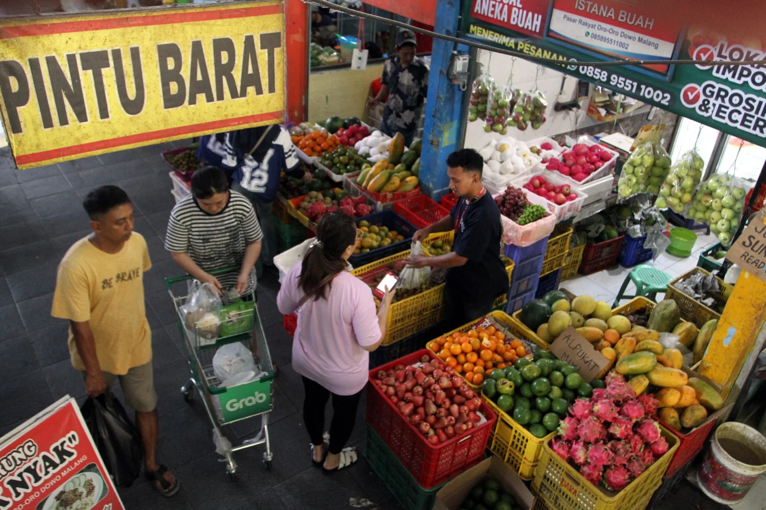 Warga membeli buah di Pasar Oro-Oro Dowo, Kota Malang, Jawa Timur, Kamis (21/5/2026).