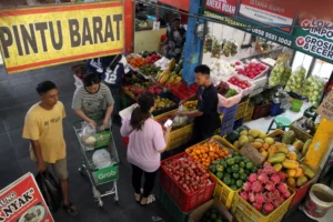 Warga membeli buah di Pasar Oro-Oro Dowo, Kota Malang, Jawa Timur, Kamis (21/5/2026).