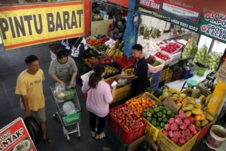 Warga membeli buah di Pasar Oro-Oro Dowo, Kota Malang, Jawa Timur, Kamis (21/5/2026).