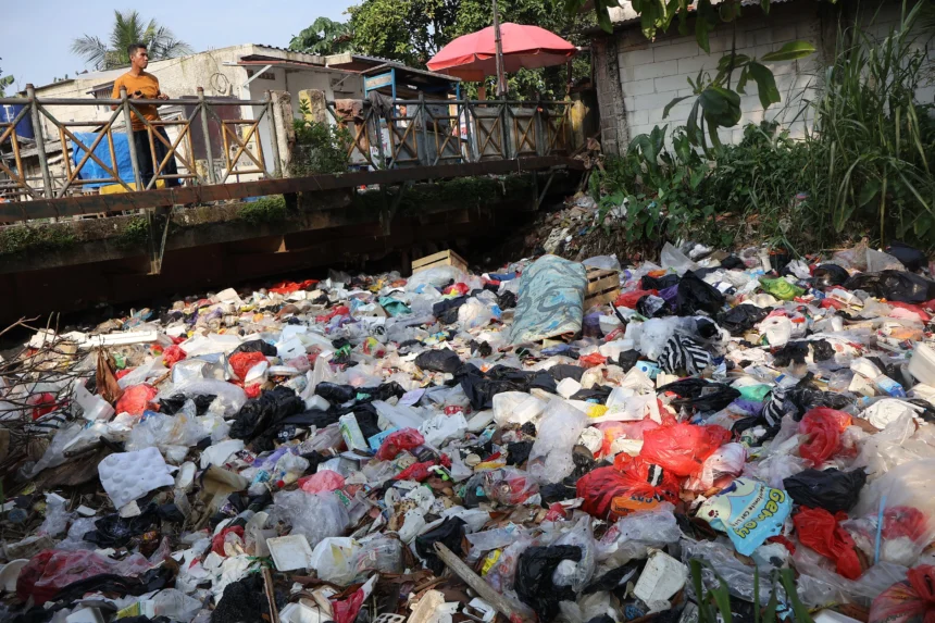 Kondisi Sungai Kalibaru yang dipenuhi sampah di Bojonggede, Kabupaten Bogor, Jawa Barat, Jumat (5/6/2026). (Sumber: Antara Foto/Yulius Satria Wijaya/kye)