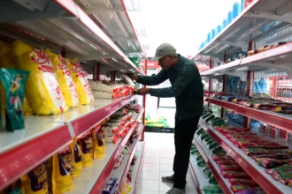 Warga berbelanja produk sembako saat ujicoba operasional di Koperasi Desa Merah Putih (KDMP) Desa Pasirharjo Kecamatan Talun, Blitar, Jawa Timur, Selasa (2/6/2026).