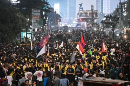 Mahasiswa pengunjuk rasa memadati Jalan MH Thamrin, Jakarta