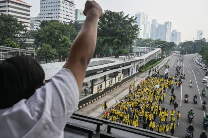 Mahasiswa berjalan saat aksi unjuk rasa di Jalan Jenderal Sudirman, Jakarta, Jumat (12/6/2026).