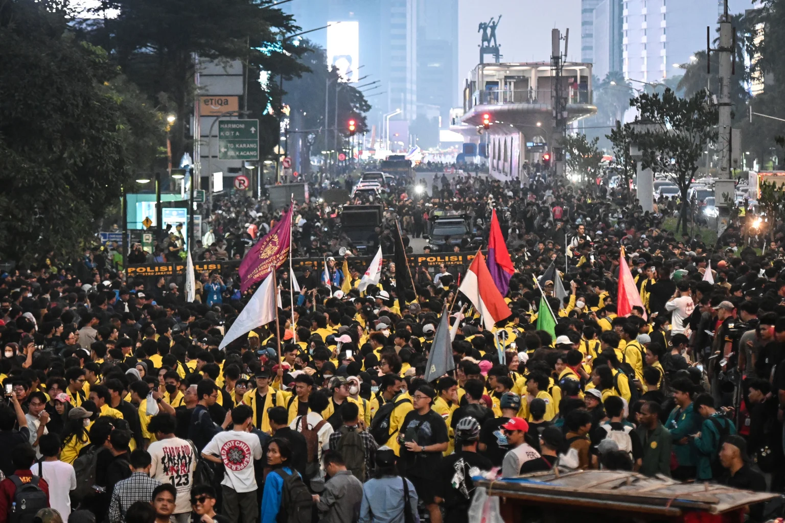 Mahasiswa pengunjuk rasa memadati Jalan MH Thamrin, Jakarta, Jumat (12/6/2026).