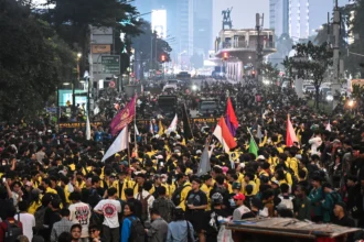 Mahasiswa pengunjuk rasa memadati Jalan MH Thamrin, Jakarta, Jumat (12/6/2026).