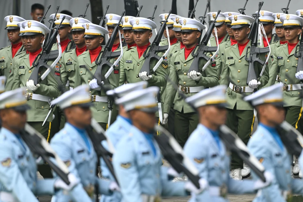 Sejumlah prajurit TNI berbaris saat upacara peringatan Hari Lahir Pancasila di Lapangan Gedung Pancasila, kompleks Kementerian Luar Negeri, Jakarta, Senin (1/6/2026).