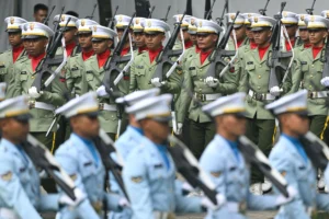 Sejumlah prajurit TNI berbaris saat upacara peringatan Hari Lahir Pancasila di Lapangan Gedung Pancasila, kompleks Kementerian Luar Negeri, Jakarta, Senin (1/6/2026).