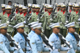 Sejumlah prajurit TNI berbaris saat upacara peringatan Hari Lahir Pancasila di Lapangan Gedung Pancasila, kompleks Kementerian Luar Negeri, Jakarta, Senin (1/6/2026).