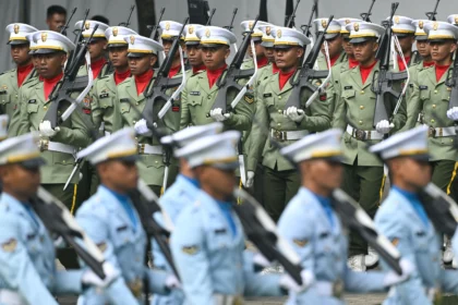Sejumlah prajurit TNI berbaris saat upacara peringatan Hari Lahir Pancasila di Lapangan Gedung Pancasila, kompleks Kementerian Luar Negeri, Jakarta, Senin (1/6/2026).